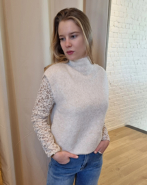 truitje zonder mouwen met gouden knopen beige