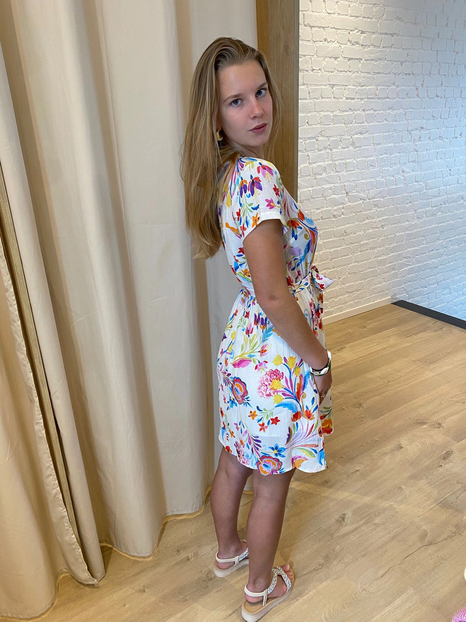 viscose jurk met V-hals en vrolijke print