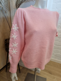 trui met geborduurd bloemenmotief op de armen roze
