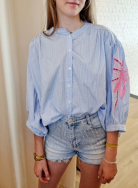 ruime blouse met palmprint en streepjes blauw