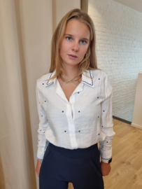hemdje met blauw versierd boordje en hartjes