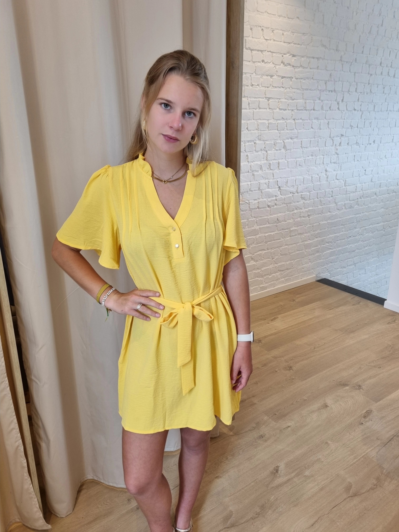 jurk met bindlintje en knoopjes geel