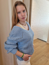 lichtblauwe trui met motief en lurex