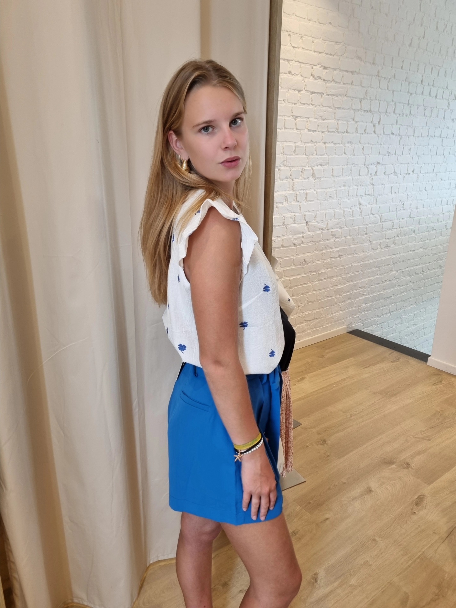 witte katoenen top met blauwe broderie