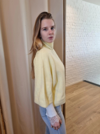 ruime trui met lossere mouwen in pastelgeel
