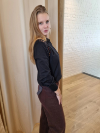 trui met gaatjesdetail bovenaan zwart