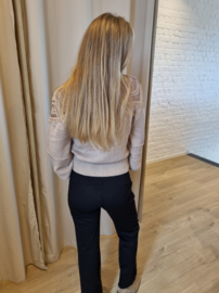 trui met mooi detail bovenaan