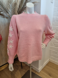 trui met geborduurd bloemenmotief op de armen roze