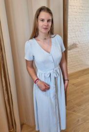 lichtblauwe jurk met knoopjes