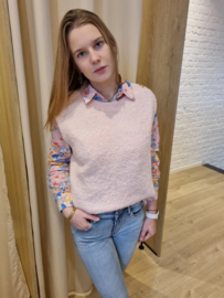 mouwloos truitje met knoopjes aan de schouder zacht roze