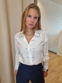 hemdje met blauw versierd boordje en hartjes