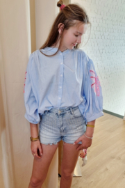 ruime blouse met palmprint en streepjes blauw