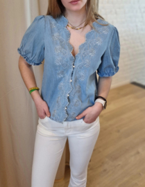 lichtblauw jeanshemdje met broderie