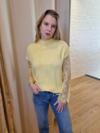 trui met kanten mouwen lichtgeel