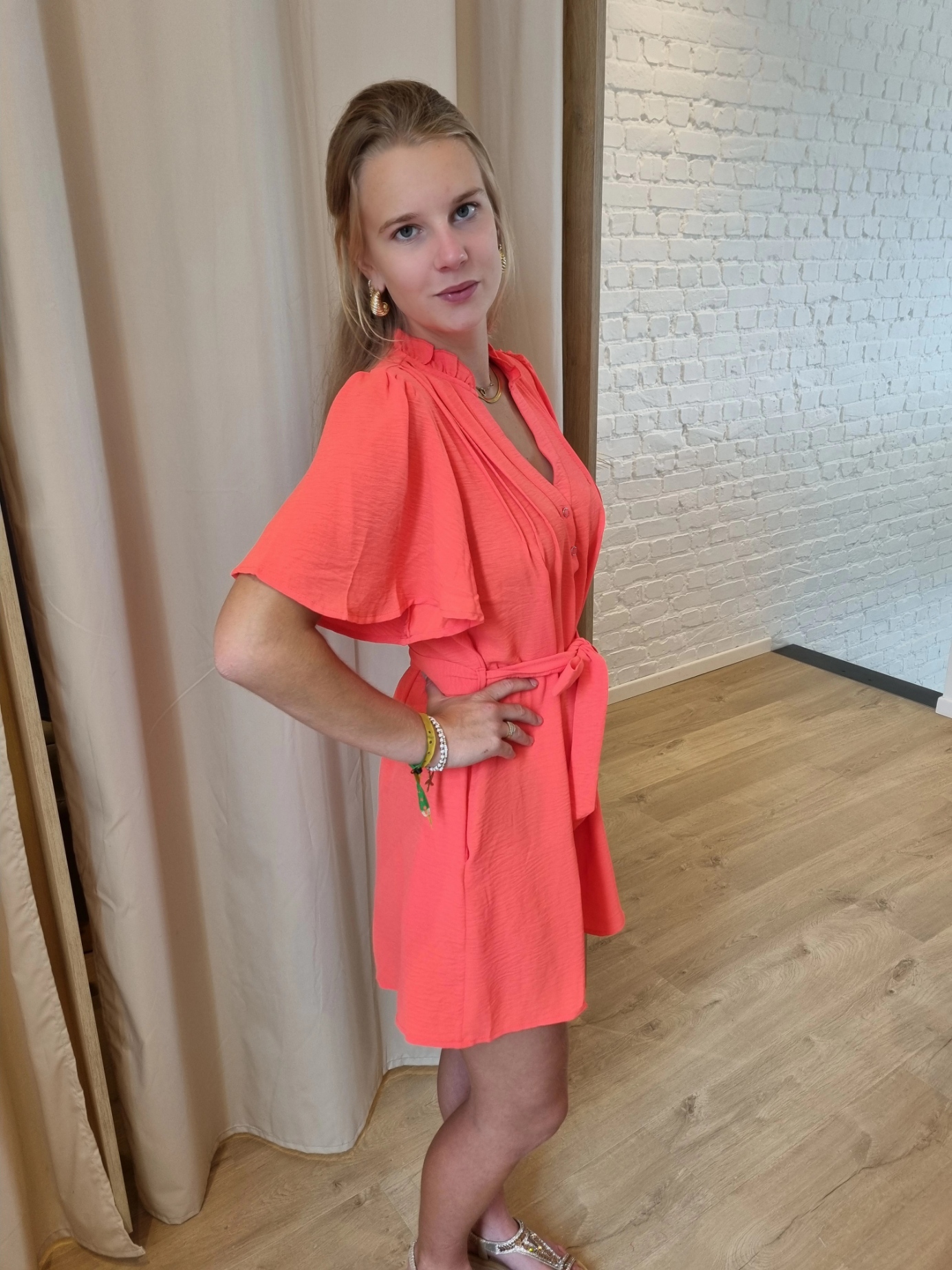 jurk met bindlintje en knoopjes koraal