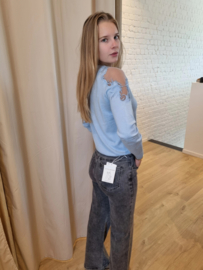 licht truitje met open motief aan de schouders lichtblauw