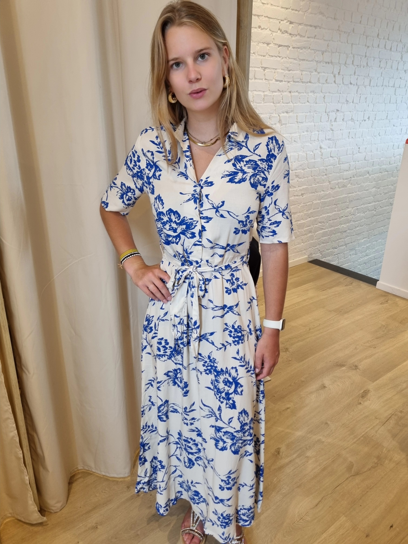 midi-jurk met felblauwe blaadjesprint JDY