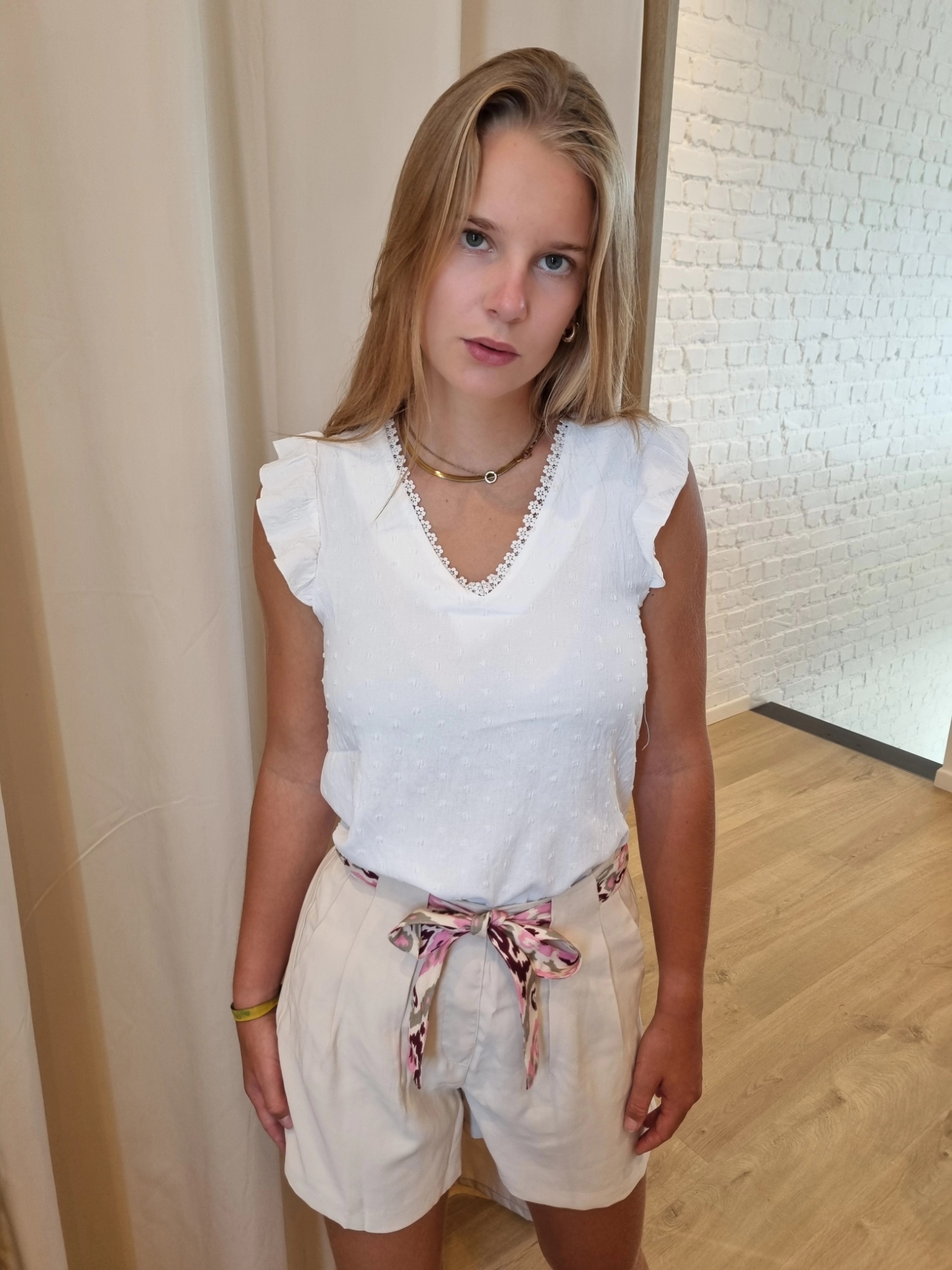 romantische witte katoenen top met klein perfo detail