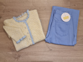 cardigan met blauw sierboordje en frulletjes geel