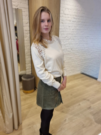 trui met gaatjesdetail bovenaan ecru