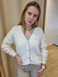 witte cardigan met blauw boordje en patch