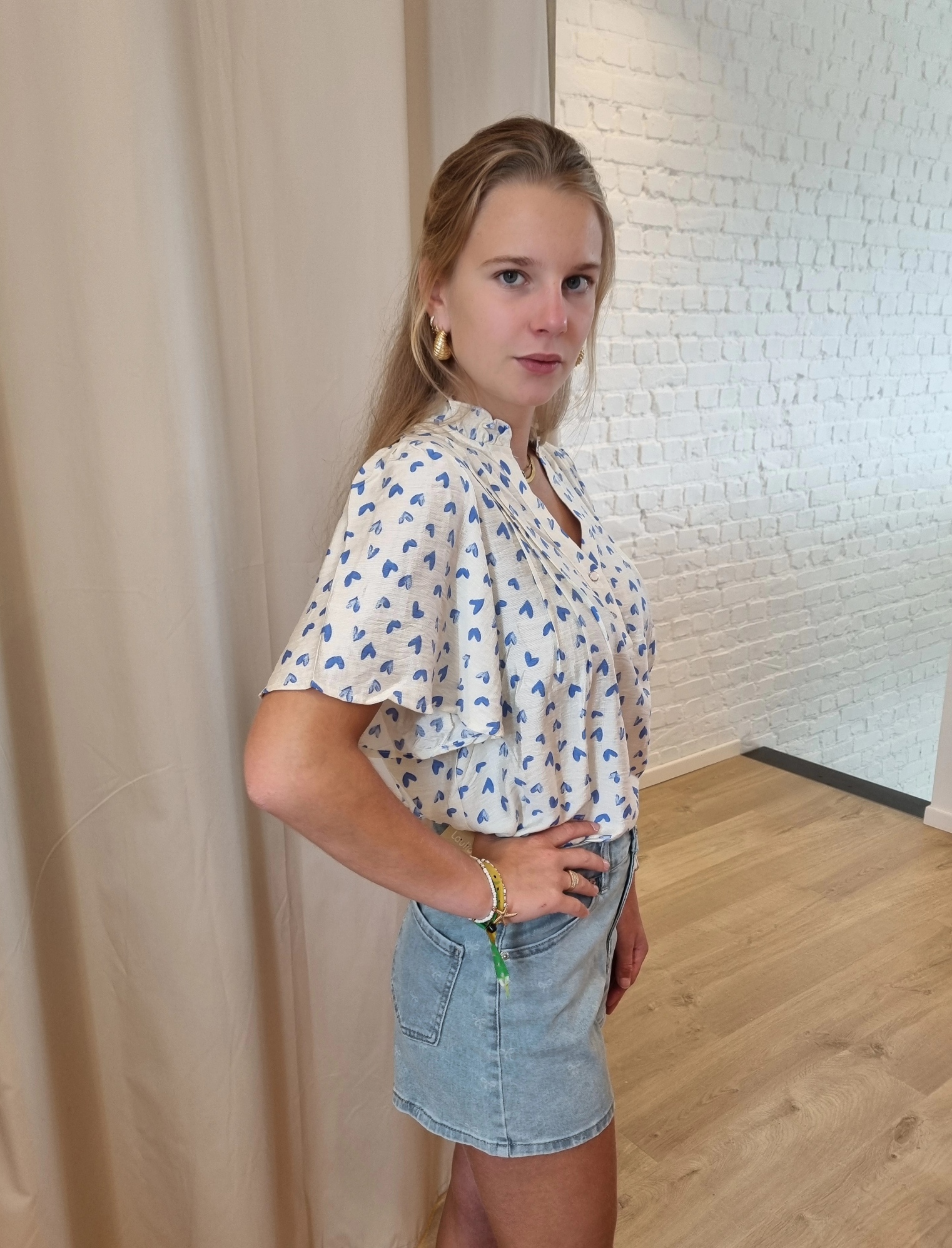 bloesje met wijdere mouwen en hartjesprint helblauw