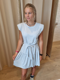 jurk met streepjes en frulletje lichtblauw