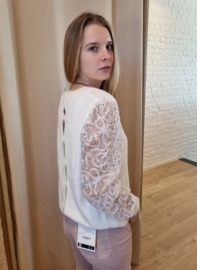 trui met knoopjes en versierde mouwen ecru