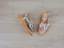 sandaal met rekker en strikje beige