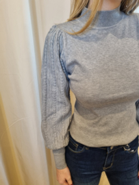 aansluitend truitje met licht glanseffect in de mouwen grijs