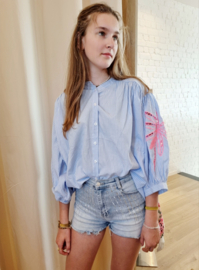 ruime blouse met palmprint en streepjes blauw