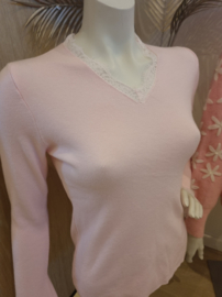 fijn truitje met kanten mouwen lichtroze