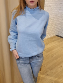 trui met frulletjes aan de pols en hals hemelsblauw