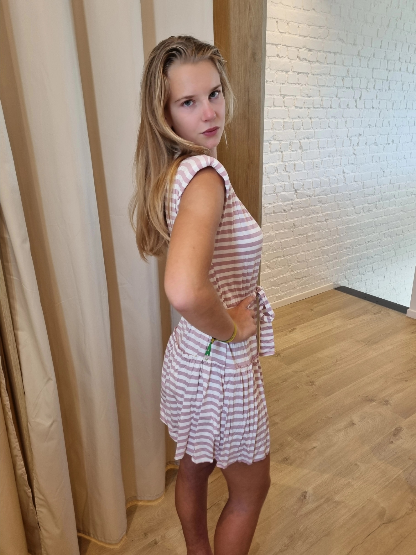 jurk met streepjes en frulletje roze
