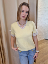 trui met korte mouwen, kanten afwerking en strikjes geel