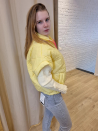 mouwloos donsjasje geel