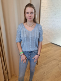 v-hals truitje ajour met lurex lichtblauw