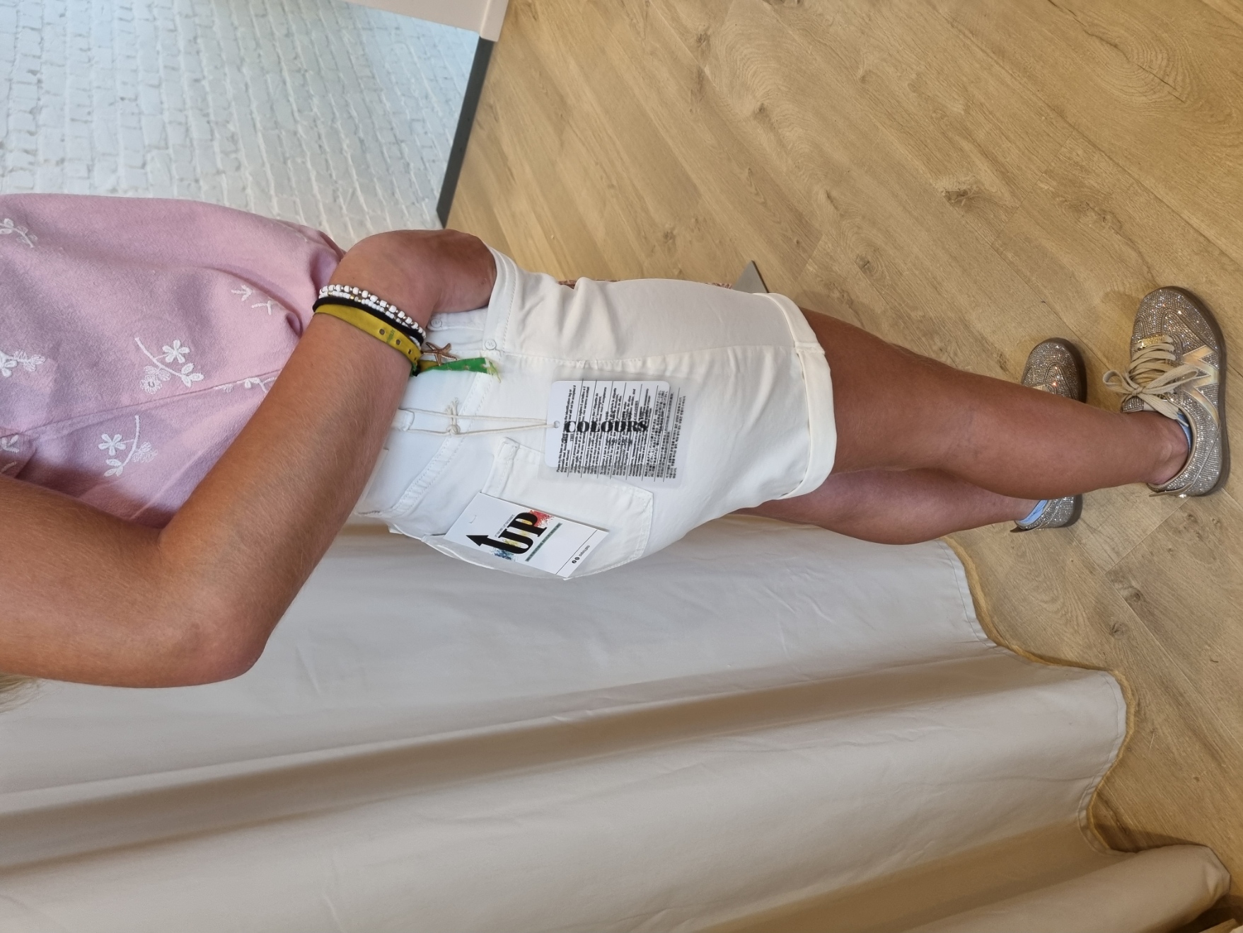 super stretch push up shortje met omslag boord crème