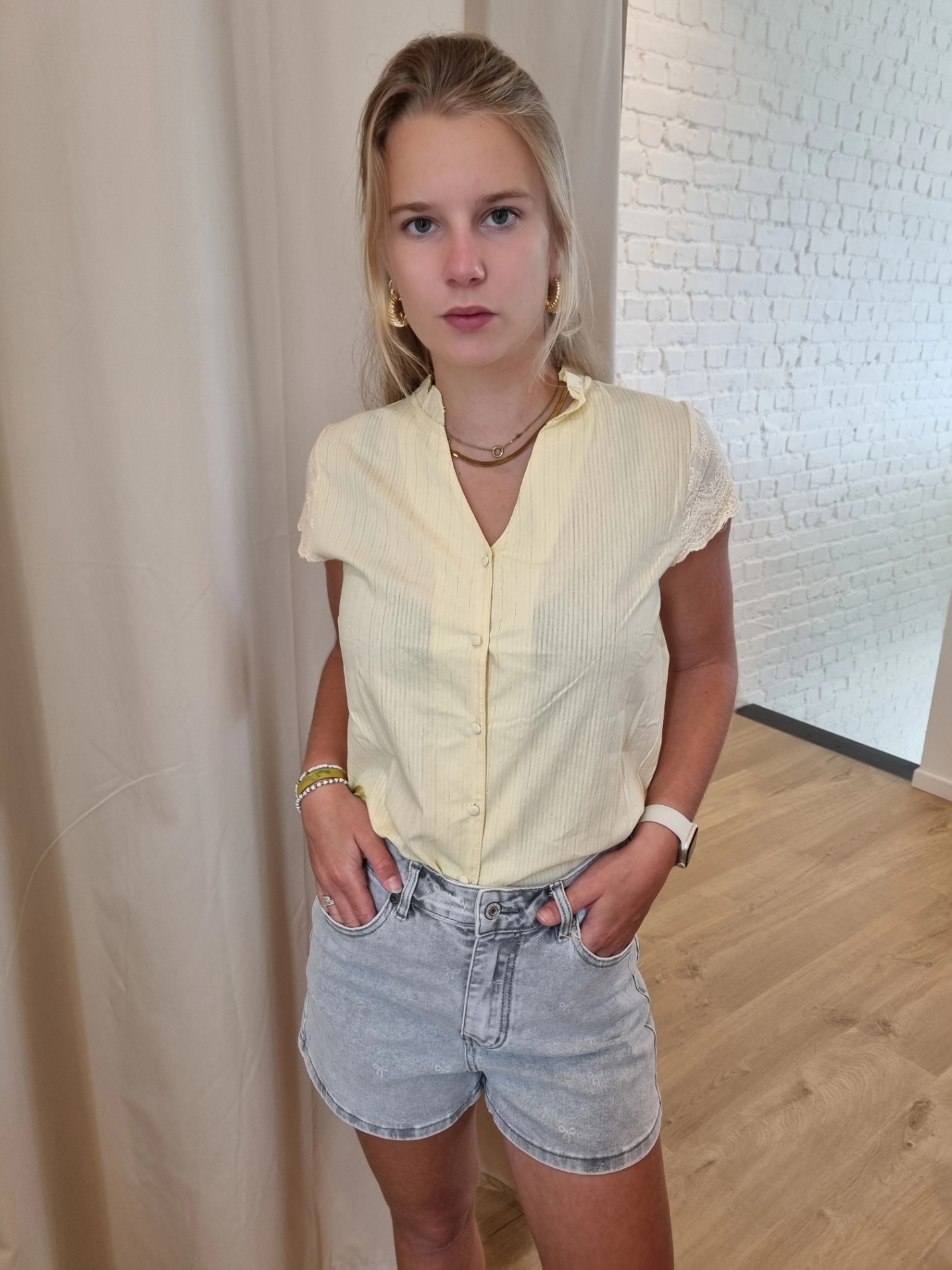 shortje met lichte strikjesprint bleek jeansgrijs