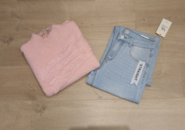 trui met kanten mouwen lichtroze