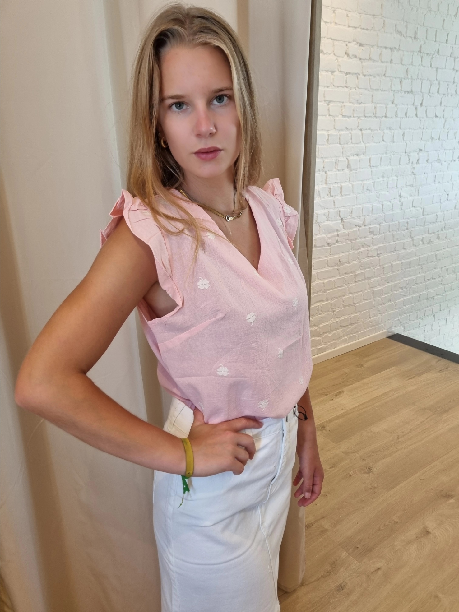 roze katoenen top met witte broderie