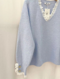 trui frulletje en V-hals pastelblauw