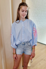 ruime blouse met palmprint en streepjes blauw