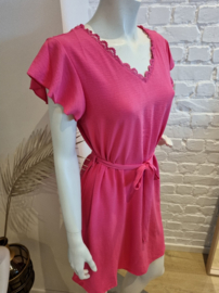 fuchsia jurk met frulletjes mouwen en kant achteraan (tot maat 50)