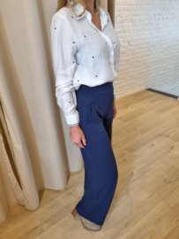 hemdje met blauw versierd boordje en hartjes