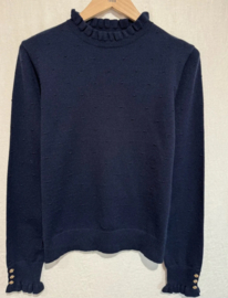 trui met klein frulletje aan de hals en gouden knoopjes marineblauw