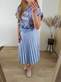 plissé rok lichtblauw met riem