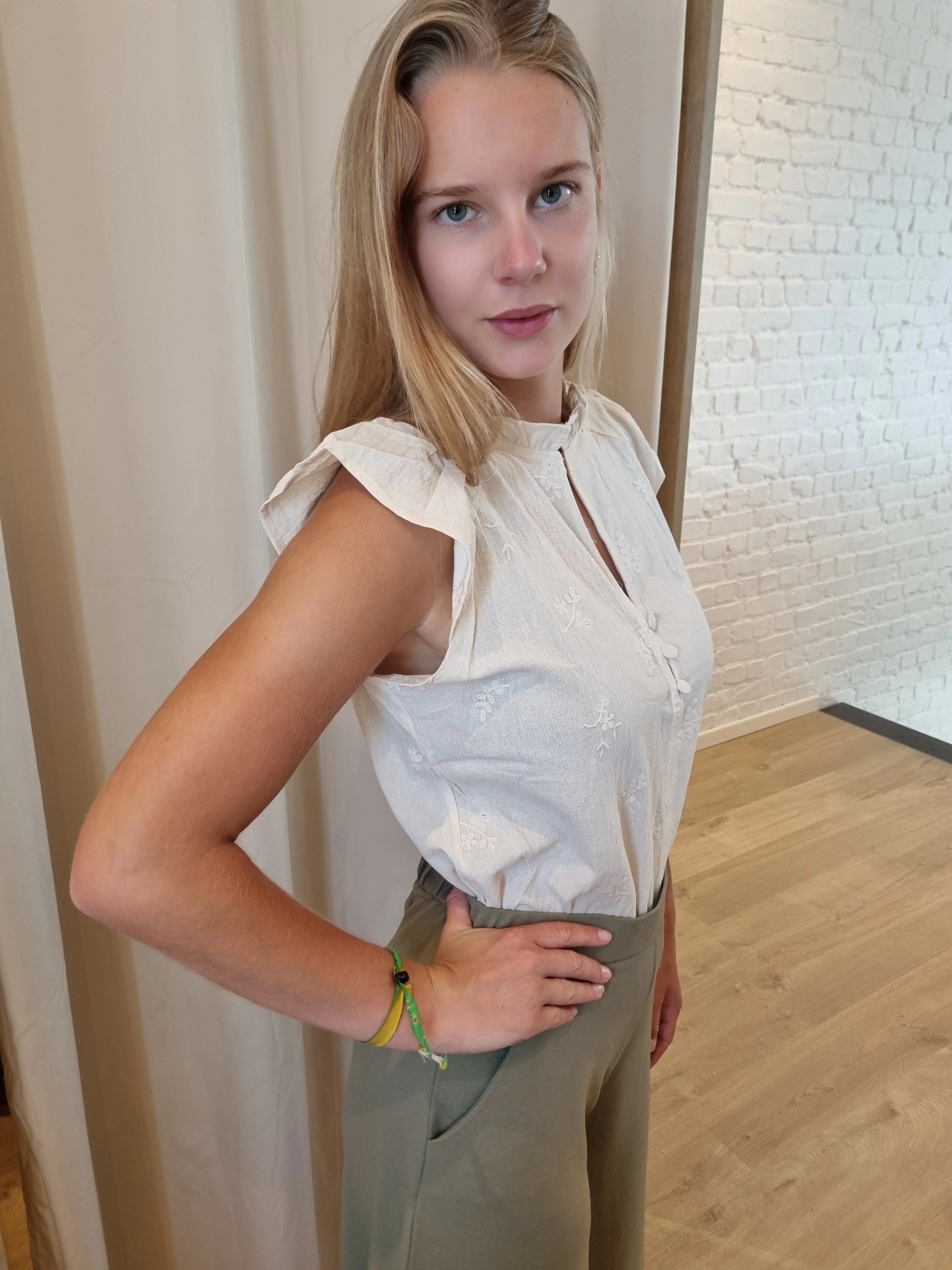 romantisch bloesje met knoopjes in beige