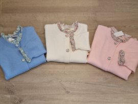 trui met bloemenkraagje en knoopjes lichtroze