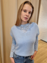 ruimer truitje zonder mouwen lichtblauw